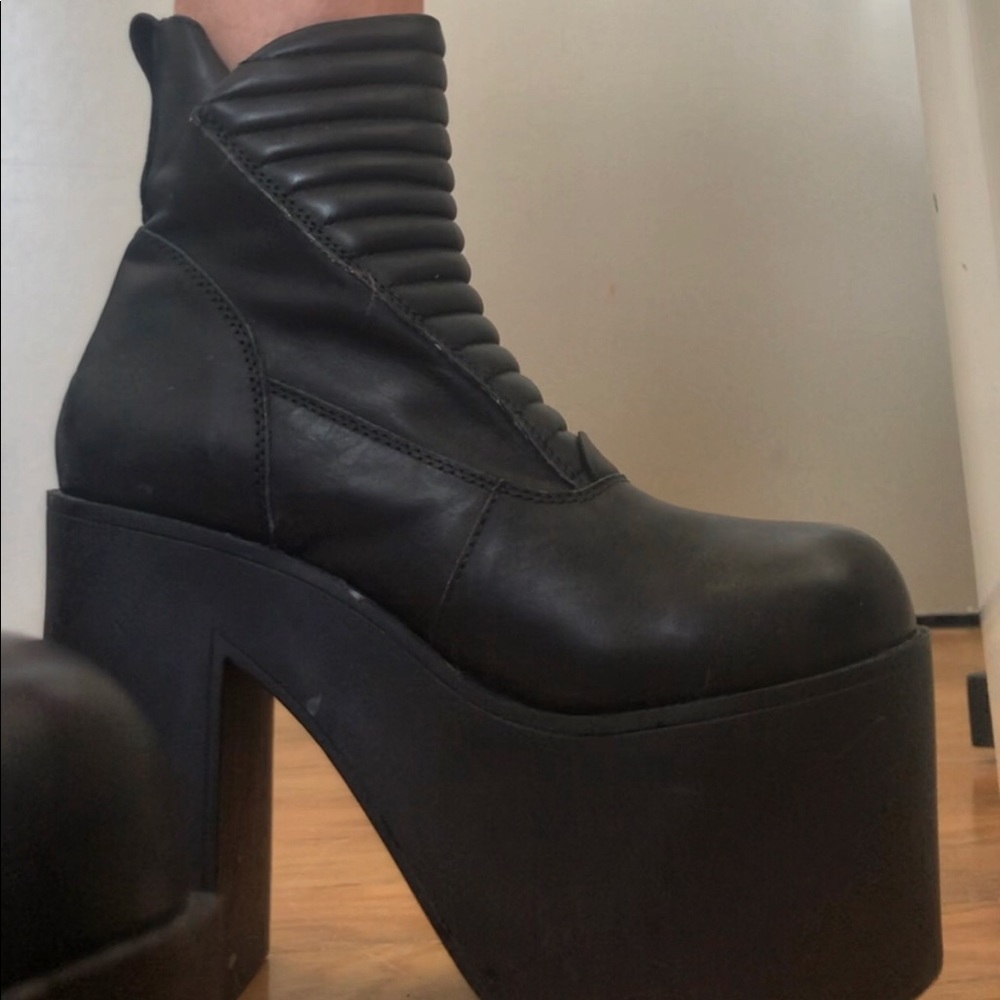 UNIF Neo Boot Size 7 runs big ( more like size 8 )